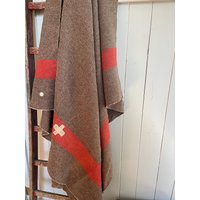 Original Schweizer Armeedecke 2 Kilo Schwer Mit Kreuzen Und Plakette Original Schweizer Armeedecke 2 Kilo Schwer Mit Kreuzen Und Plakette von OnceUponLinen