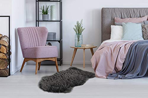 Schaffell Teppich Shaggy Weich Flauschig Schlafzimmer Dunkelgrau 60x180cm von One Couture