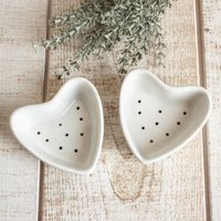 2Er-Set Bezaubernde Apilco-Käseformen Aus Porzellan, Herzform 2Er-Set Bezaubernde Apilco-Käseformen Aus Porzellan, Herzform von OneDayInFrance
