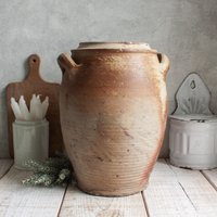 Alter Großer Steinguttopf in Beige-Braun-Tönen Alter Großer Steinguttopf in Beige-Braun-Tönen von OneDayInFrance