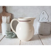 Alter Krug in Cremeeisernen Erdbraunen Linien Alter Krug in Cremeeisernen Erdbraunen Linien von OneDayInFrance