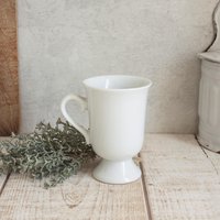 Bezaubernder Vintage-Becher Aus Weißem Porzellan Bezaubernder Vintage-Becher Aus Weißem Porzellan von OneDayInFrance