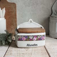 Charmante Streichholzschachtel Aus Keramik Und Holz, Blumenfries Charmante Streichholzschachtel Aus Keramik Und Holz, Blumenfries von OneDayInFrance