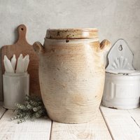 Großer Alter Fetttopf Aus Mattbeigebraunem Steinzeug Großer Alter Fetttopf Aus Mattbeigebraunem Steinzeug von OneDayInFrance