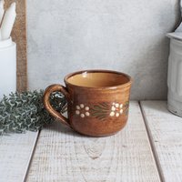 Großer Vintage-Becher Aus Soufflenheim Elsass Ockerfarbener Emaillierter Terrakotta Mit Blumendekor Großer Vintage-Becher Aus Soufflenheim Elsass Ockerfarbener Emaillierter Terrakotta Mit Blumendekor von OneDayInFrance