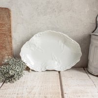 Hübsche Kleine Schale Aus Weißem Limoges-Porzellan, Reliefdekor Hübsche Kleine Schale Aus Weißem Limoges-Porzellan, Reliefdekor von OneDayInFrance