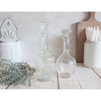 Set Mit 2 Hübschen Gravierten Glasflaschen Set Mit 2 Hübschen Gravierten Glasflaschen von OneDayInFrance