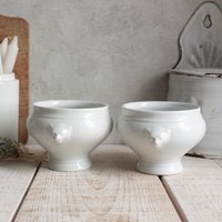 Set Mit 2 Vintage-Schüsseln Tradition De France Aus Weißem Porzellan, Löwenkopf Set Mit 2 Vintage-Schüsseln Tradition De France Aus Weißem Porzellan, Löwenkopf von OneDayInFrance