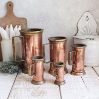 Set Mit 5 Zweifarbigen Vintage-Messtöpfen Aus Kupfer Set Mit 5 Zweifarbigen Vintage-Messtöpfen Aus Kupfer von OneDayInFrance