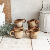 Set Mit 6 Kleinen Vintage-Likörgläsern Aus Beigebraun Glasiertem Steingut Set Mit 6 Kleinen Vintage-Likörgläsern Aus Beigebraun Glasiertem Steingut von OneDayInFrance