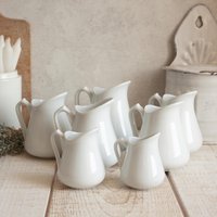 Set Mit 7 Kleinen Vintage-Krügen Tradition De France Aus Weißer Keramik Set Mit 7 Kleinen Vintage-Krügen Tradition De France Aus Weißer Keramik von OneDayInFrance