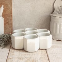 Set Mit 7 Sechseckigen Joghurtbechern Aus Weißer Keramik Set Mit 7 Sechseckigen Joghurtbechern Aus Weißer Keramik von OneDayInFrance