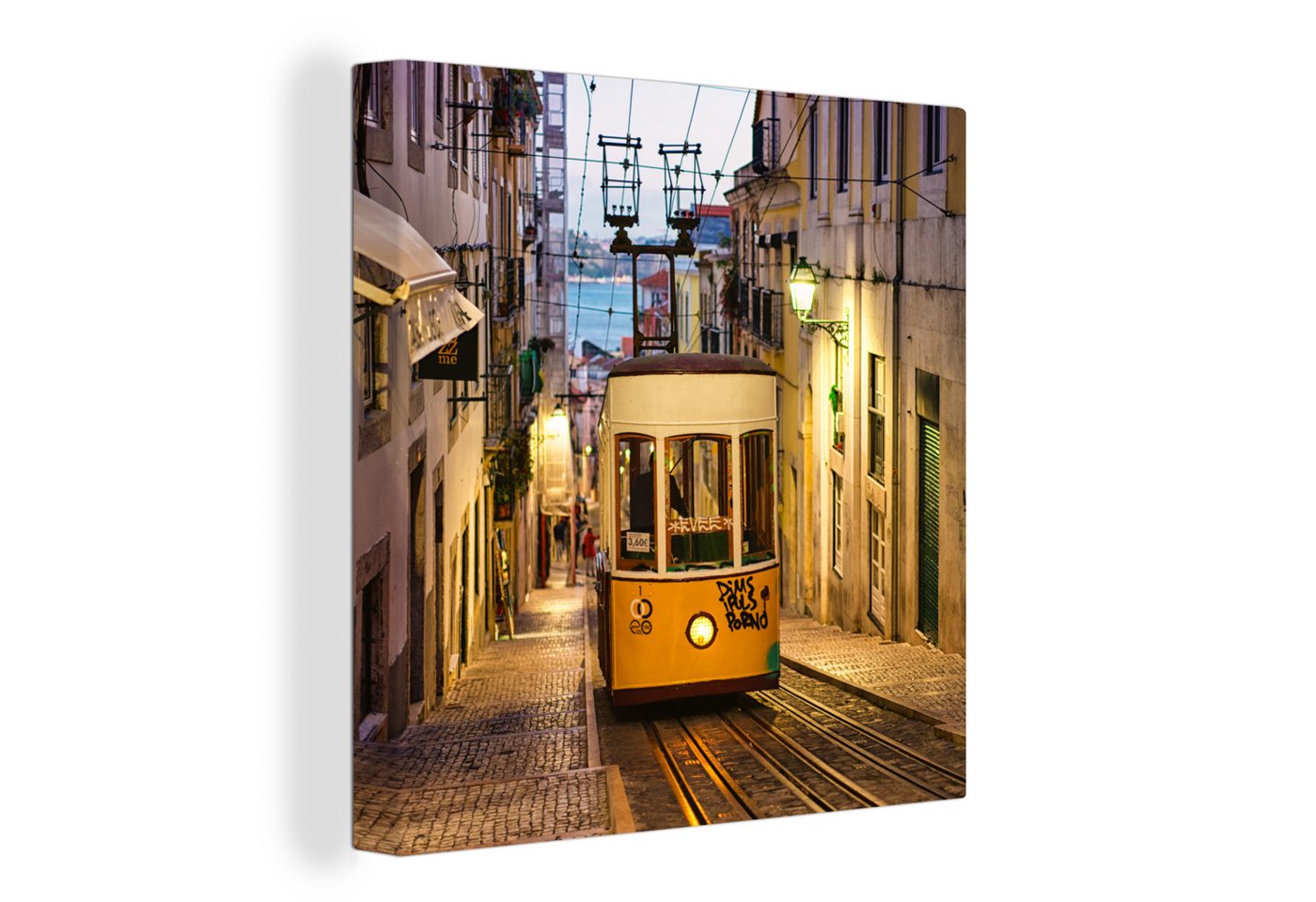 OneMillionCanvasses® Leinwandbild Die Seilbahn einer Straßenbahn in Lissabon bei Nacht, Fotodruck (1 St), Leinwand Canvas Wandbild, Wanddekoration 20x30 cm von OneMillionCanvasses®