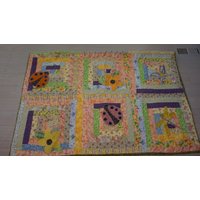 Handgemachter Quilt in Pastellfarben von OnePinkDog