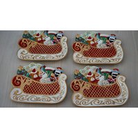 Set Aus Vier Avon 2002 St. Nikolaus Weihnachtskekstellern in Schlittenform Set Aus Vier Avon 2002 St. Nikolaus Weihnachtskekstellern in Schlittenform von OnePinkDog