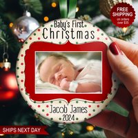 Babys Erste Weihnachtsverzierung 2024, Geschenk Für Neue Eltern, Neugeborene, Rote Und Grüne Tupfenverzierung von OneStopOrnamentShop