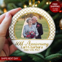 Personalisierte Goldene Jahrestag Weihnachtsverzierung, Individuelles Geschenk Für Großeltern, Hochzeitsfeier 5.10.25.40.50 Personalisierte Goldene Jahrestag Weihnachtsverzierung, Individuelles Geschenk Für Großeltern, Hochzeitsfeier 5.10.25.40.50 von OneStopOrnamentShop