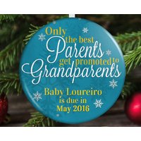 Schwangerschaftsankündigung Für Großeltern, Erwartung Einer Baby-Weihnachtsverzierung Schwangerschaftsankündigung Für Großeltern, Erwartung Einer Baby-Weihnachtsverzierung von OneStopOrnamentShop