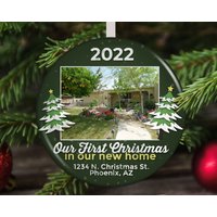 Unsere Erste Hausweihnachtsverzierung 2024 - Unsere Neue Hausverzierung Personalisiertes Housewarminggeschenk Benutzerdefinierte Foto Unsere Erste Hausweihnachtsverzierung 2024 - Unsere Neue Hausverzierung Personalisiertes Housewarminggeschenk Benutzerdefinierte Foto von OneStopOrnamentShop