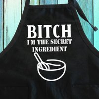 Lades I'm The Secret Ingredient Lustige Schürze Mit Taschen | Ich Bin Das Geheime Lustige Backen Geschenk in Voller Länge Bäcker von OneTStop