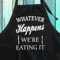Was Auch Immer Passiert, Wir Essen Es Schürze Mit Taschen Wir | Lustiger Spruch Essen Geschenk in Voller Länge von OneTStop