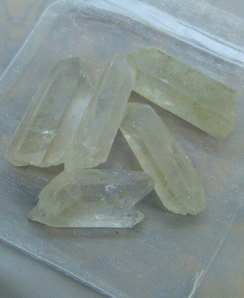 OneWorldMinerals Bergkristall Spitzen Wassersteine im Organzabeutel - quintESSENCE Wassersteine von OneWorldMinerals