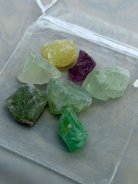 OneWorldMinerals Fluorit Wassersteine im Organzabeutel - quintESSENCE Wassersteine OneWorldMinerals Fluorit Wassersteine im Organzabeutel - quintESSENCE Wassersteine von OneWorldMinerals