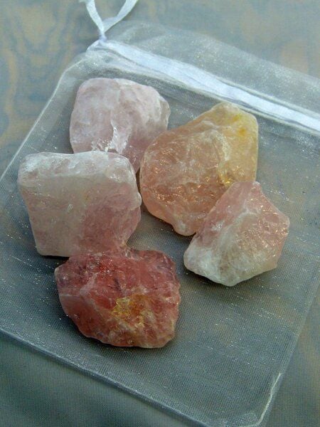 OneWorldMinerals Rosenquarz Wassersteine im Organzabeutel - quintESSENCE Wassersteine von OneWorldMinerals