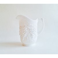 Vintage Milchglas Krug Großes Weißes Trauben Reliefmuster von OneandOnlyVintageCo