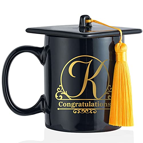 Abschluss Geschenk 2022 - Doktorhut Bachelor Hut Tasse mit Buchstabe Initiale, Personalisierte Geschenke, Alphabet Becher Kaffeetasse für Bachelor Master Abitur, Bestandene Prüfung, PhD - K von Onebttl