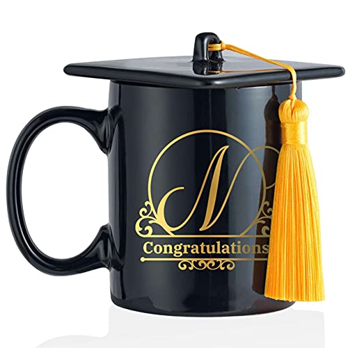 Abschluss Geschenk 2022 - Doktorhut Bachelor Hut Tasse mit Buchstabe Initiale, Personalisierte Geschenke, Alphabet Becher Kaffeetasse für Bachelor Master Abitur, Bestandene Prüfung, PhD - N von Onebttl