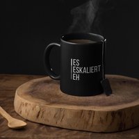Schwarze Tasse | Es Eskaliert Eh Lustige Geschenkidee Kaffee-Tasse Büro Homeoffice Spruch-Tasse Schwarz Statement Becher Schwarze Tasse | Es Eskaliert Eh Lustige Geschenkidee Kaffee-Tasse Büro Homeoffice Spruch-Tasse Schwarz Statement Becher von Onfassbaer