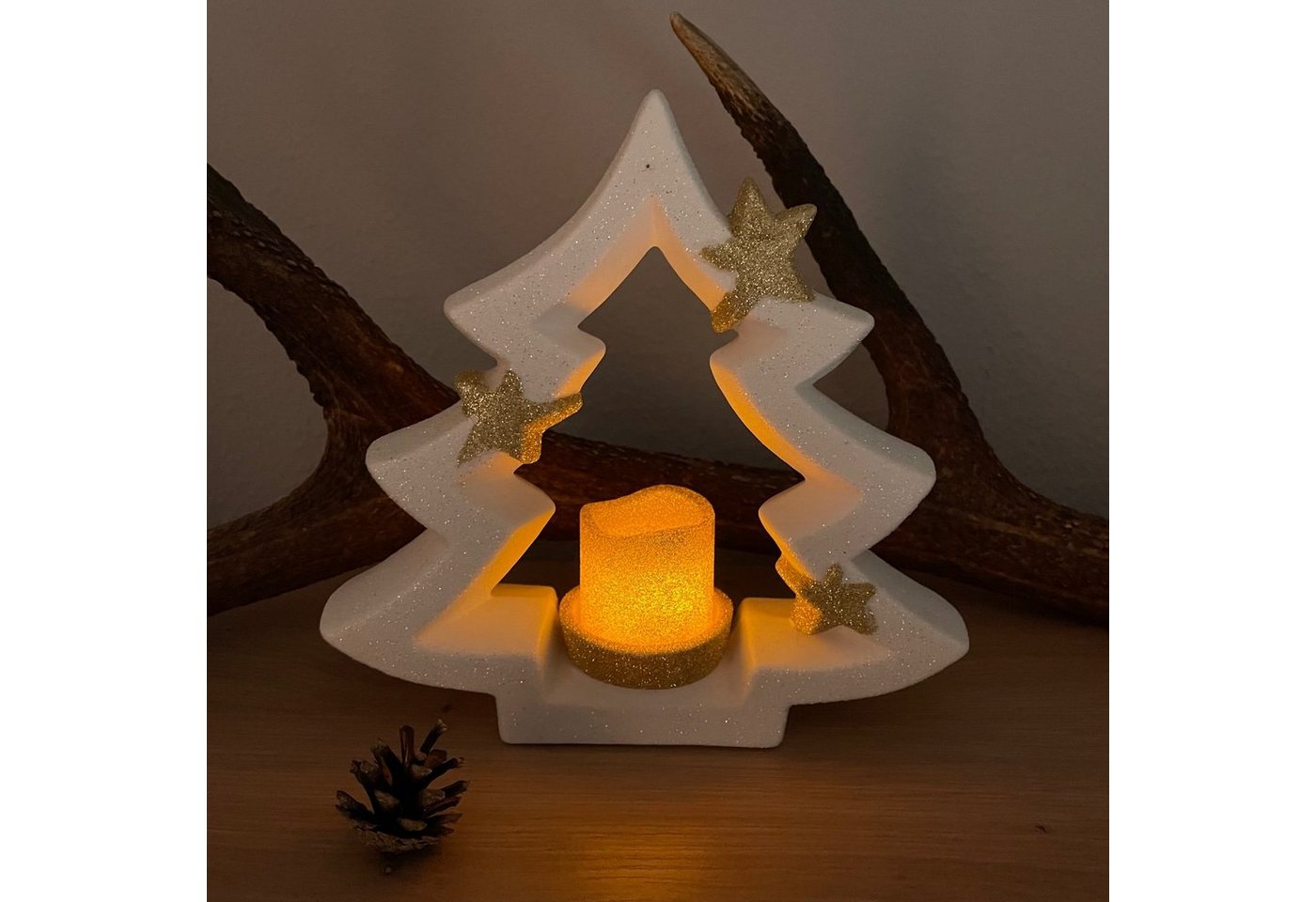 Online-Fuchs Dekobaum Weihnachtsbaum aus Keramik mit goldener LED Kerze inkl. Timerfunktion (Teelichthalter, Votivkerze), Maße des Tannenbaum ca. 23 x 6 x 22 cm hoch, glitzernd von Online-Fuchs