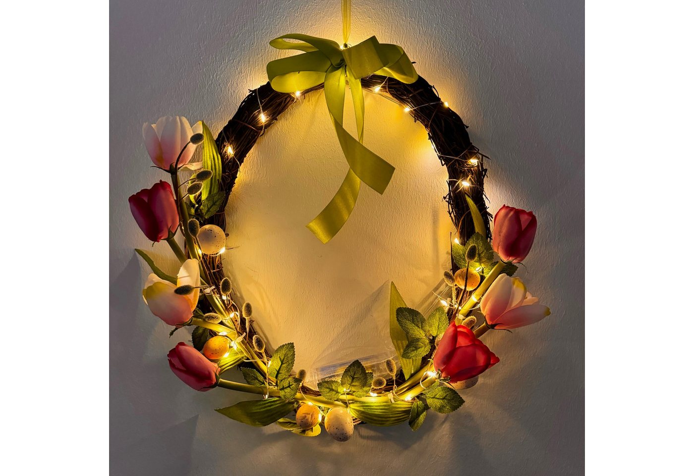 Online-Fuchs Dekokranz Türkranz mit Ostereiern, Tulpen und einer LED-Lichterkette beleuchtet, inkl. 6-Stunden Timerfunktion Online-Fuchs Dekokranz Türkranz mit Ostereiern, Tulpen und einer LED-Lichterkette beleuchtet, inkl. 6-Stunden Timerfunktion von Online-Fuchs