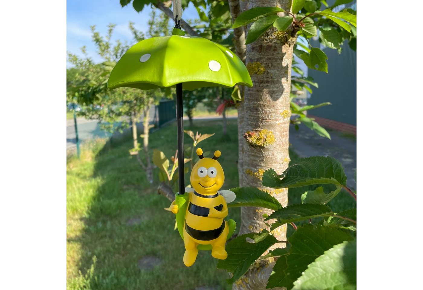 Online-Fuchs Gartenfigur Biene mit Schirm zum Aufhängen im Baum Deko Tierfiguren, Maße ca. 24 x 14 cm, Biene ca 12 cm hoch witterungsbeständig von Online-Fuchs