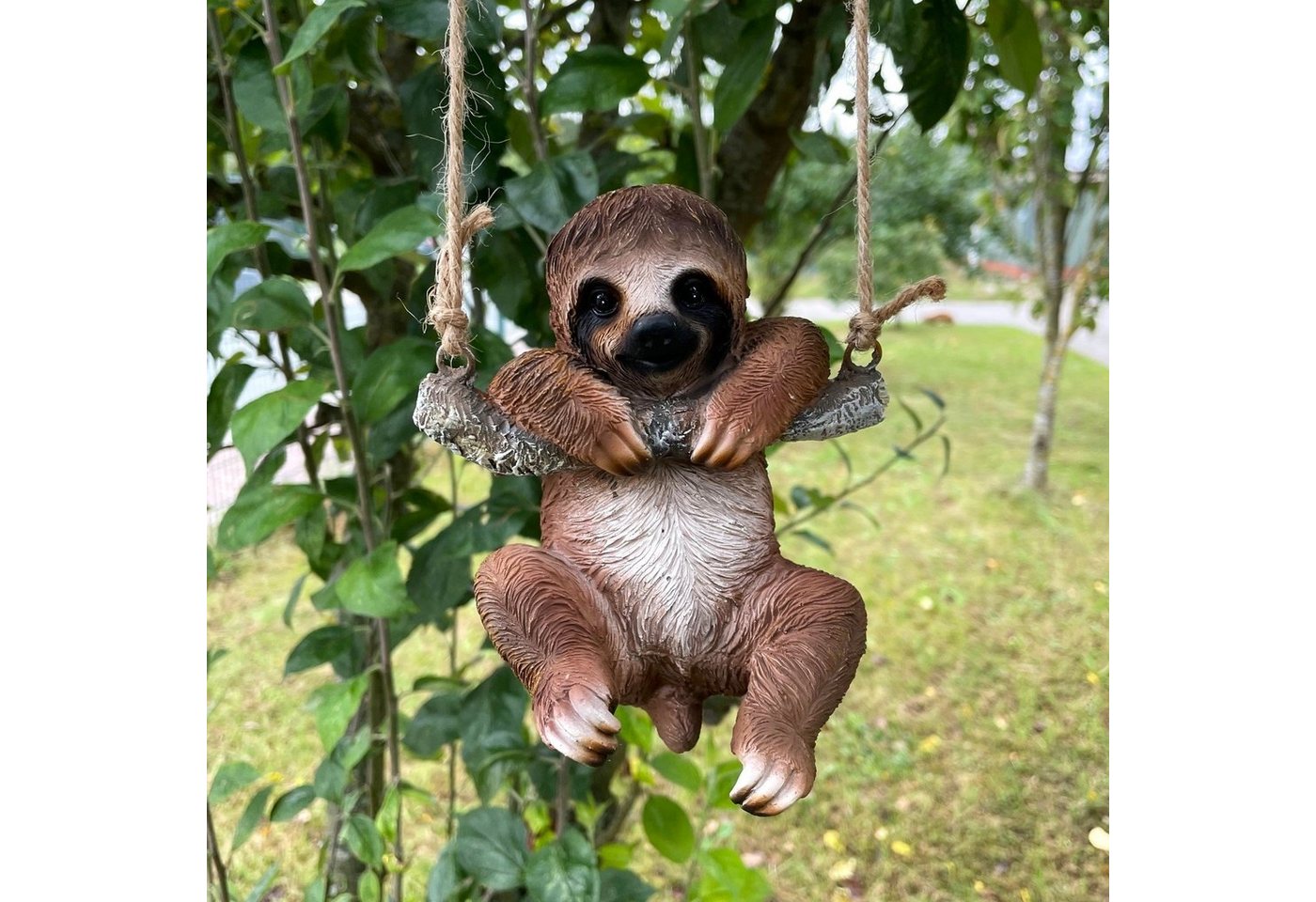 Online-Fuchs Gartenfigur für draußen - Faultier zum Aufhängen, Garten Deko Figuren, hängend 87, ca. 16 cm groß, mit Naturseil 48 cm lang Online-Fuchs Gartenfigur für draußen - Faultier zum Aufhängen, Garten Deko Figuren, hängend 87, ca. 16 cm groß, mit Naturseil 48 cm lang von Online-Fuchs
