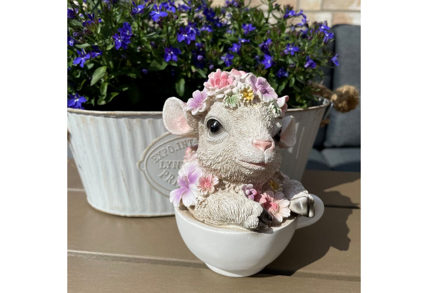 Online-Fuchs Gartenfigur süßes Lamm mit Blumen verziert in Tasse, (Polyresin), Maße des Tiers ca. 15 cm hoch und 11 x 10 cm breit, Schaf von Online-Fuchs