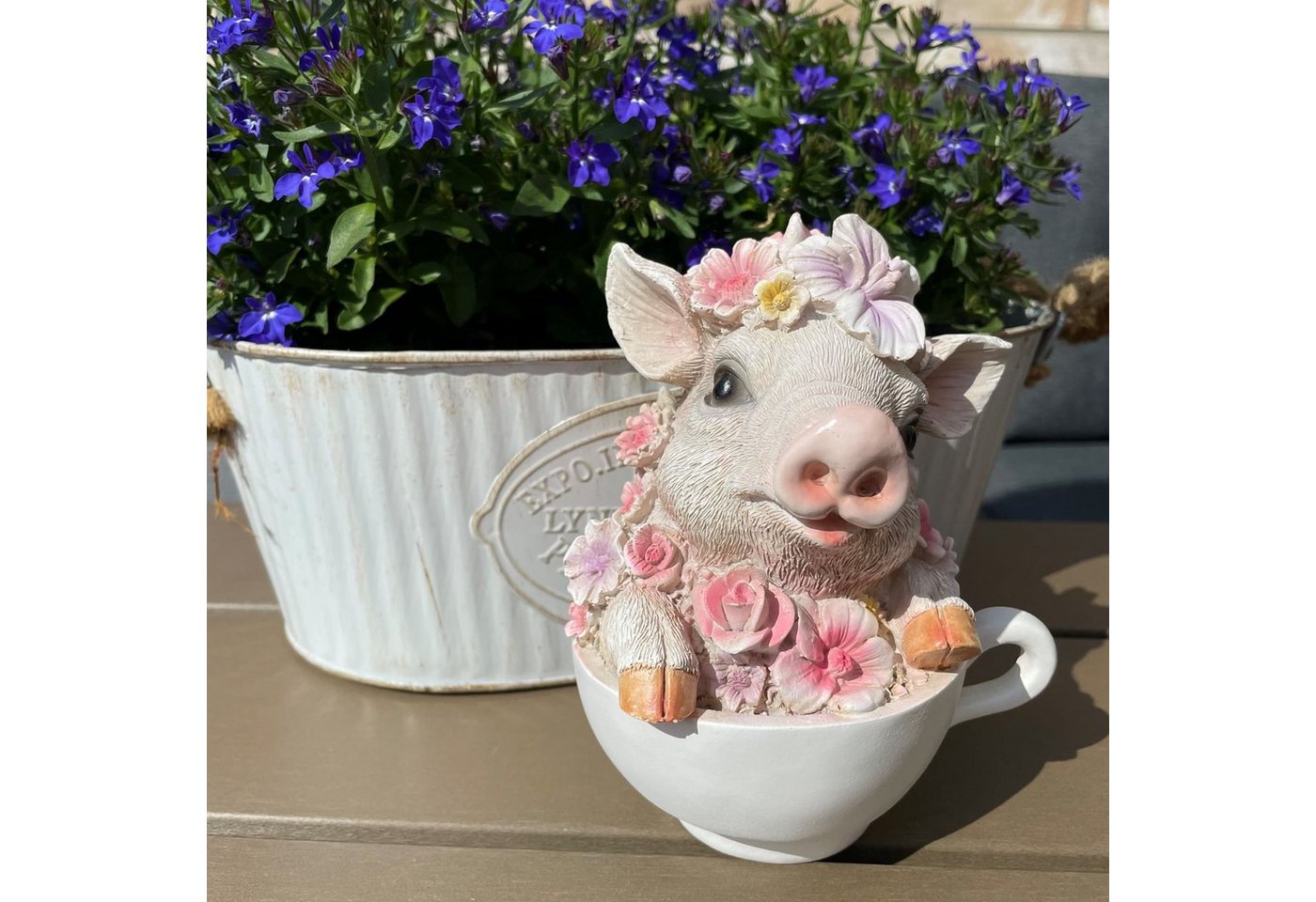 Online-Fuchs Gartenfigur süßes Schwein mit Blumen verziert in Tasse, (Polyresin), Maße des Tiers ca. 15 cm hoch und 11 x 10 cm breit. von Online-Fuchs