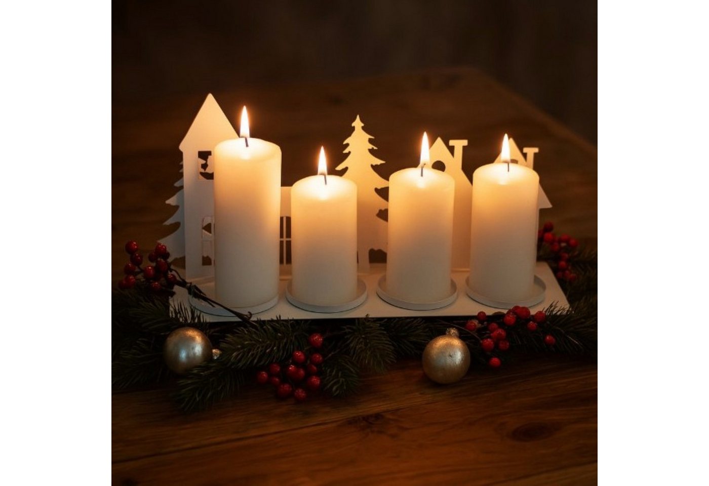 Online-Fuchs Kerzenhalter Winterdorf aus Metall - moderner Adventskranz in Weiß - Kerzenständer (für Stumpenkerzen, 40 cm lang), schlicht, modern zeitlos im Design von Online-Fuchs