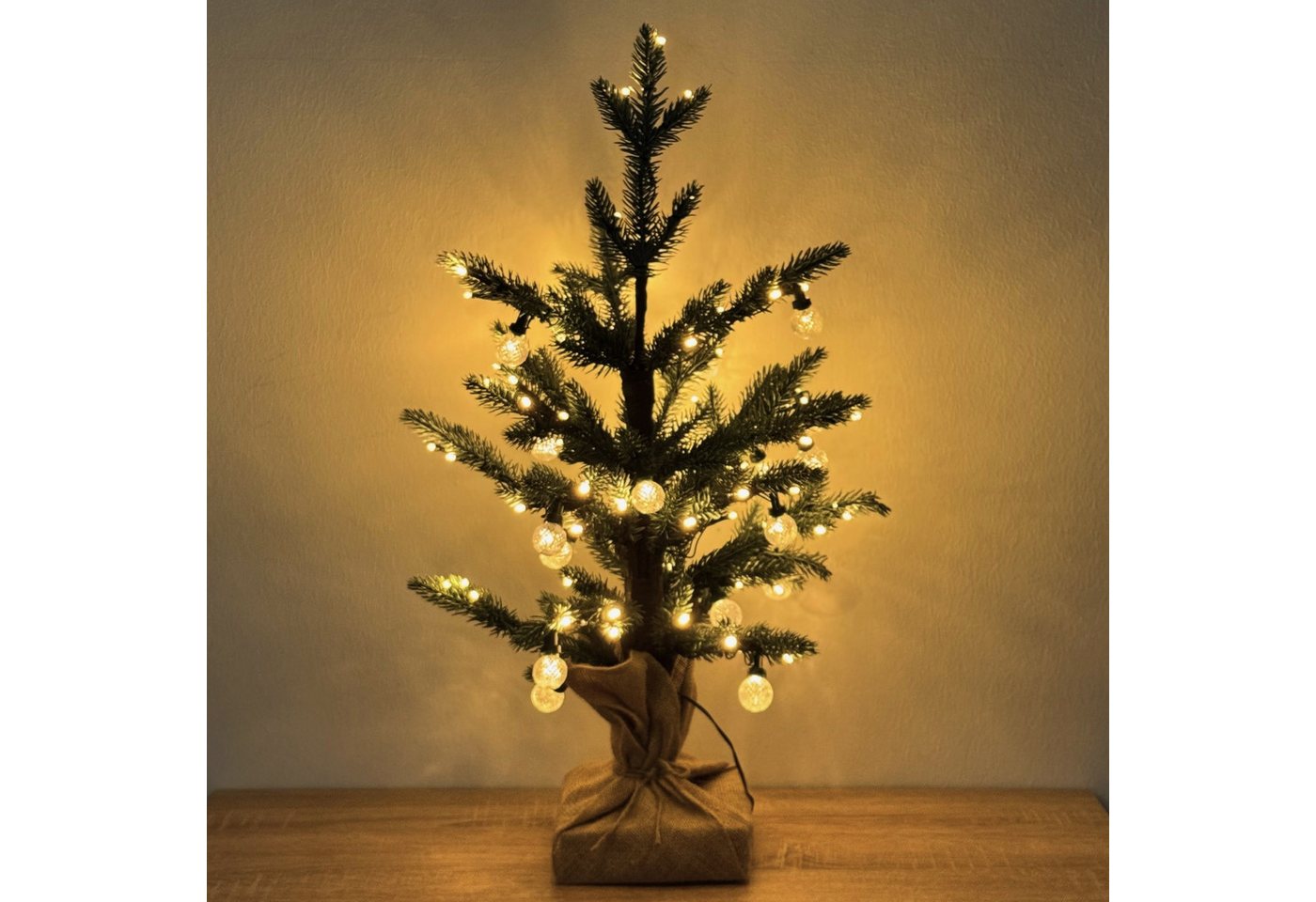 Online-Fuchs Künstlicher Weihnachtsbaum mit LED-Beleuchtung (Lichterkette) aus Spritzguss - 67 cm klein, mit leicht verschneiten Zweigen, 70 warmweiße LED´s und 20 kleine Lampions von Online-Fuchs