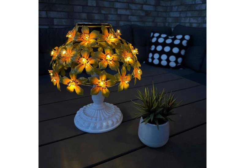 Online-Fuchs LED Außen-Tischleuchte - Solar Tischlampe kabellos mit 31 Hibiskusblüten - Outdoor, LED-Lichterkette integriert, warmweiß, Gartendeko für Terrasse oder Balkon von Online-Fuchs