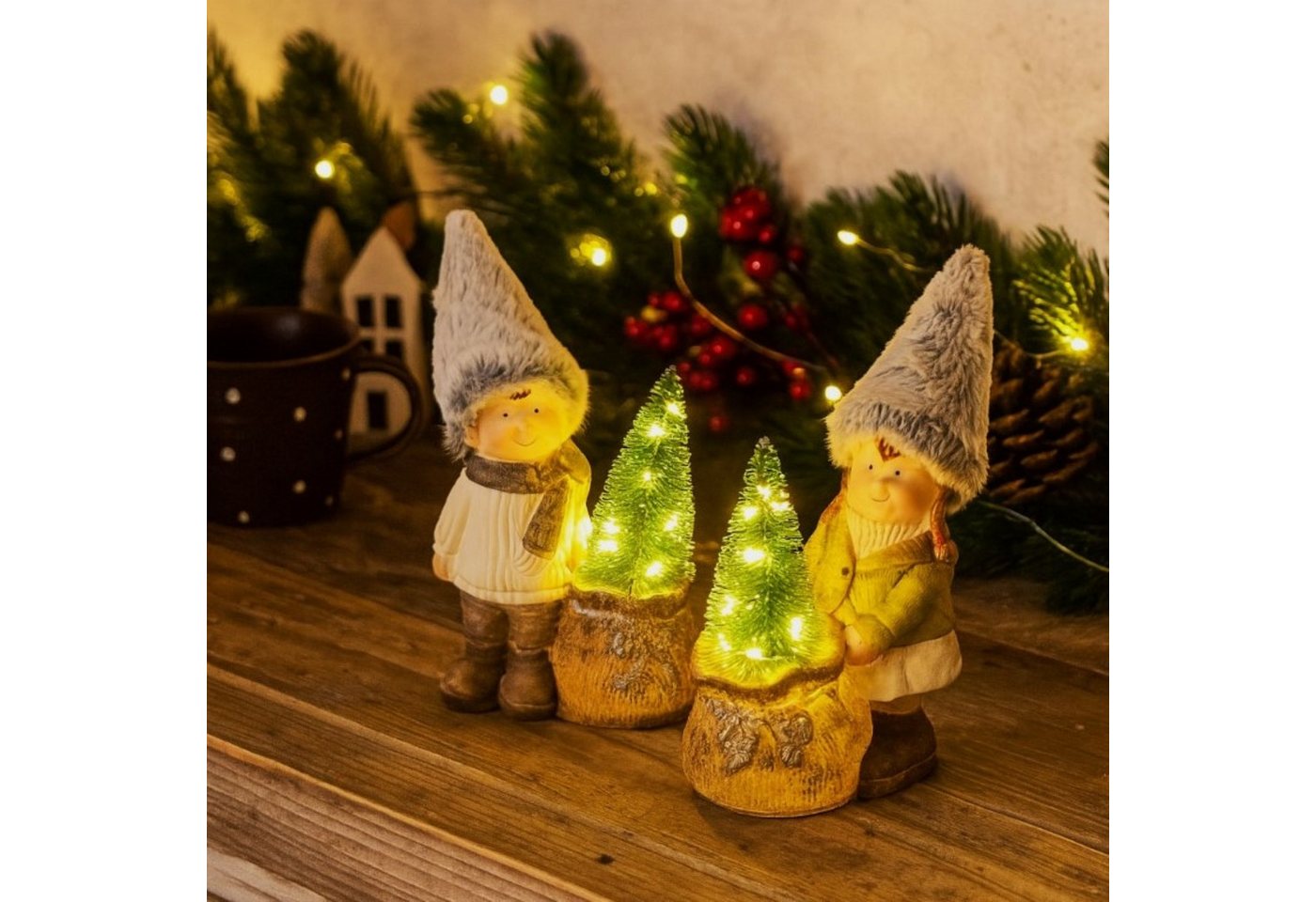 Online-Fuchs LED-Dekofigur - 2 Kinder mit Tannenbaum, LED-Lichterkette und Timer - Weihnachtsdeko (19 cm groß, 9 warmweiße LED´s je Baum), inklusive 6-Stunden Timerfunktion von Online-Fuchs