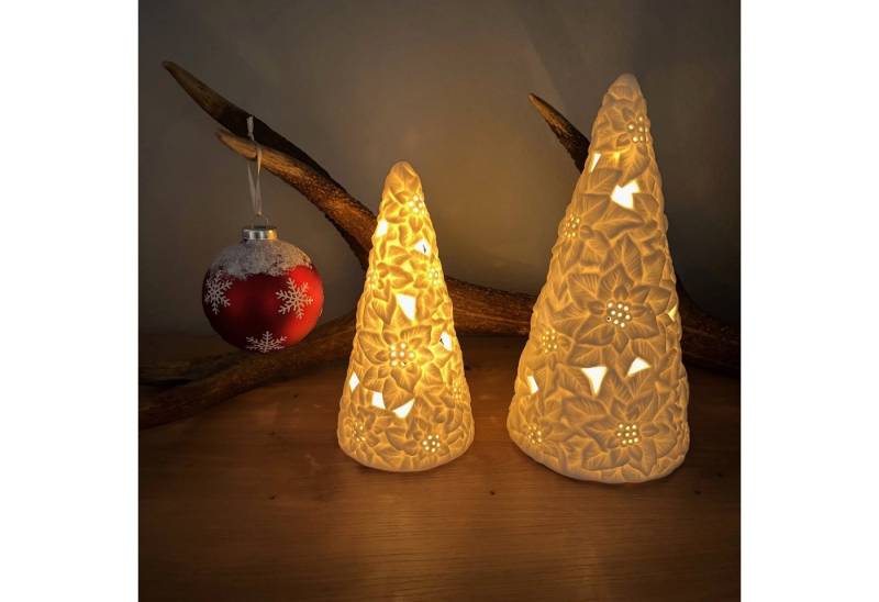 Online-Fuchs LED-Dekofigur 2 Weihnachtsbäume aus Keramik mit LED-Lichterkette - Weihnachtsdeko (mit Weihnachtssternen verziert, 3D-Optik), inklusive 6-Stunden Timerfunktion von Online-Fuchs