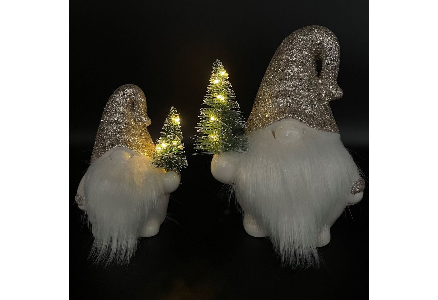 Online-Fuchs LED Dekofigur 2er Set süße Weihnachtswichtel mit kleinen Weihnachtsbaum, mit LED-Lichterkette, Warmweiß, 6-Stunden Timerfunktion - Weihnachtsdeko Online-Fuchs LED Dekofigur 2er Set süße Weihnachtswichtel mit kleinen Weihnachtsbaum, mit LED-Lichterkette, Warmweiß, 6-Stunden Timerfunktion - Weihnachtsdeko von Online-Fuchs