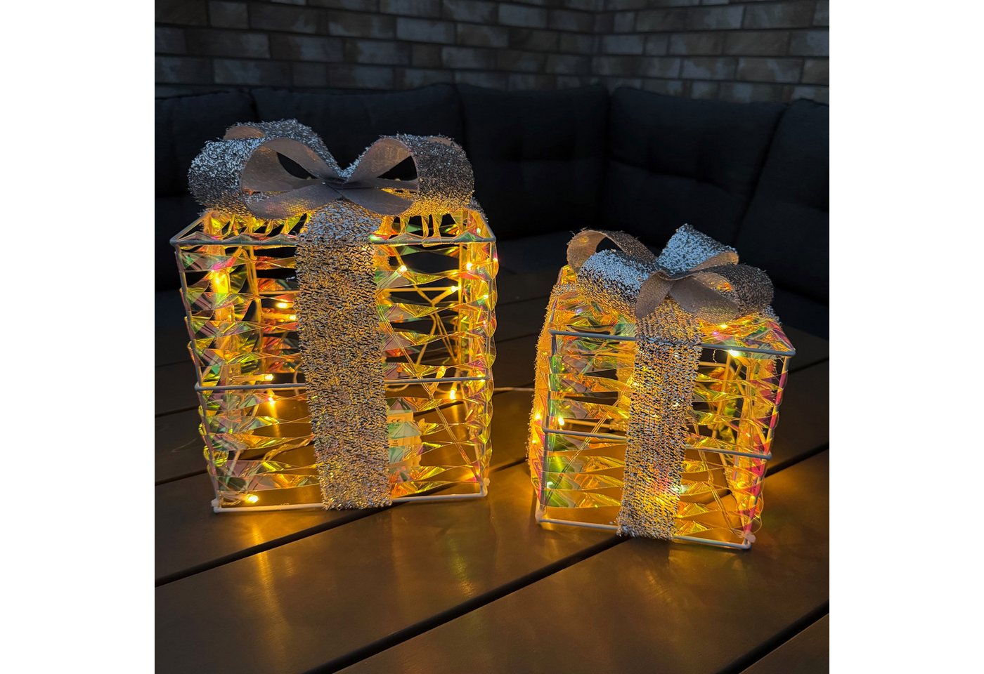 Online-Fuchs LED Dekoobjekt 2 Geschenke mit LED-Lichterkette und Folieneffekt - Weihnachtsdeko, LED-Lichterkette, warmweiß, inkl. 6-Stunden Timerfunktion - OUTDOOR geeignet Online-Fuchs LED Dekoobjekt 2 Geschenke mit LED-Lichterkette und Folieneffekt - Weihnachtsdeko, LED-Lichterkette, warmweiß, inkl. 6-Stunden Timerfunktion - OUTDOOR geeignet von Online-Fuchs