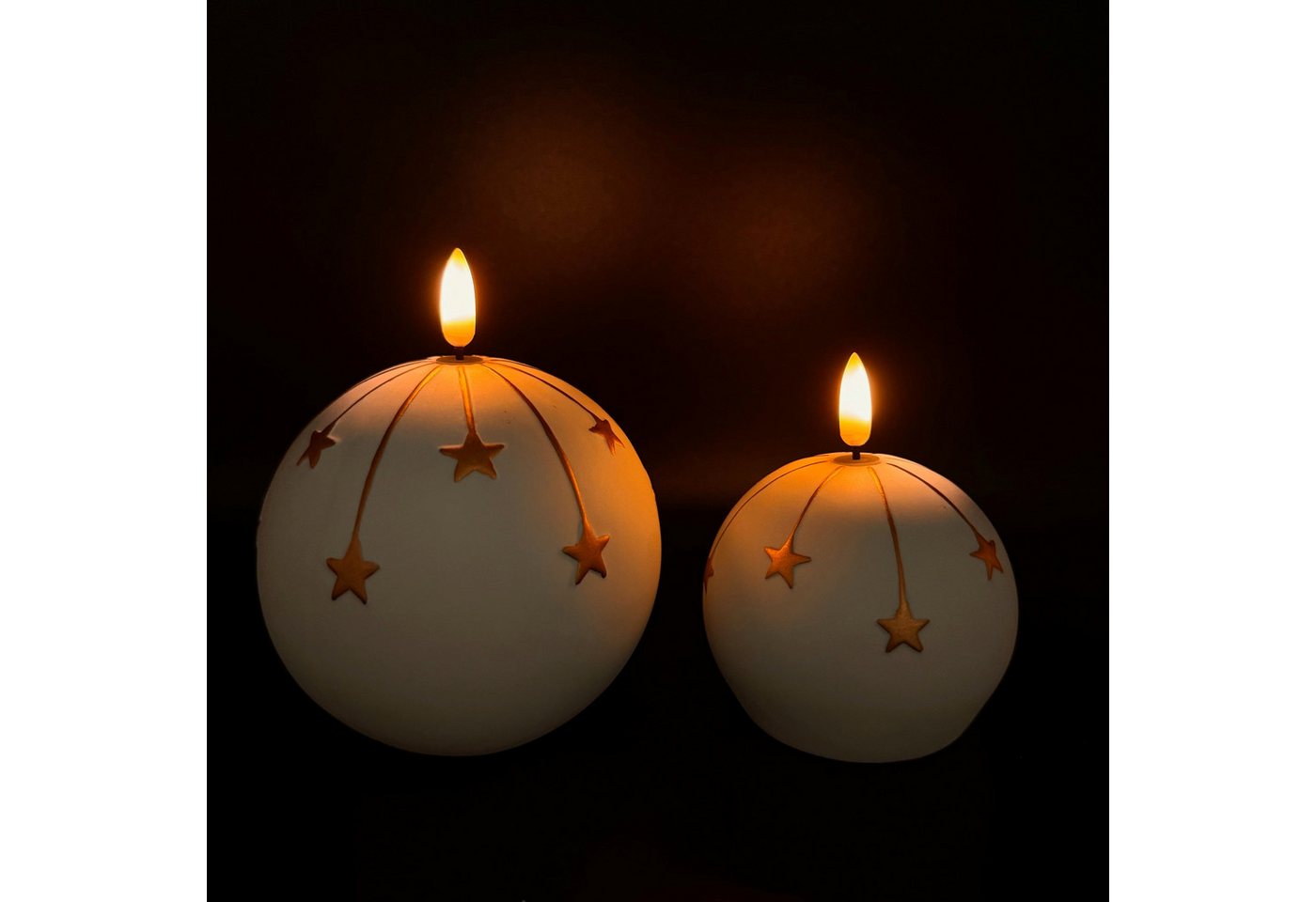 Online-Fuchs LED-Kerze 2er Set runde LED Kerzen aus Keramik mit Sternen verziert (Silber, Gold, Kugelkerzen), 6-Stunden Timerfunktion - Kerzen für Weihnachten von Online-Fuchs