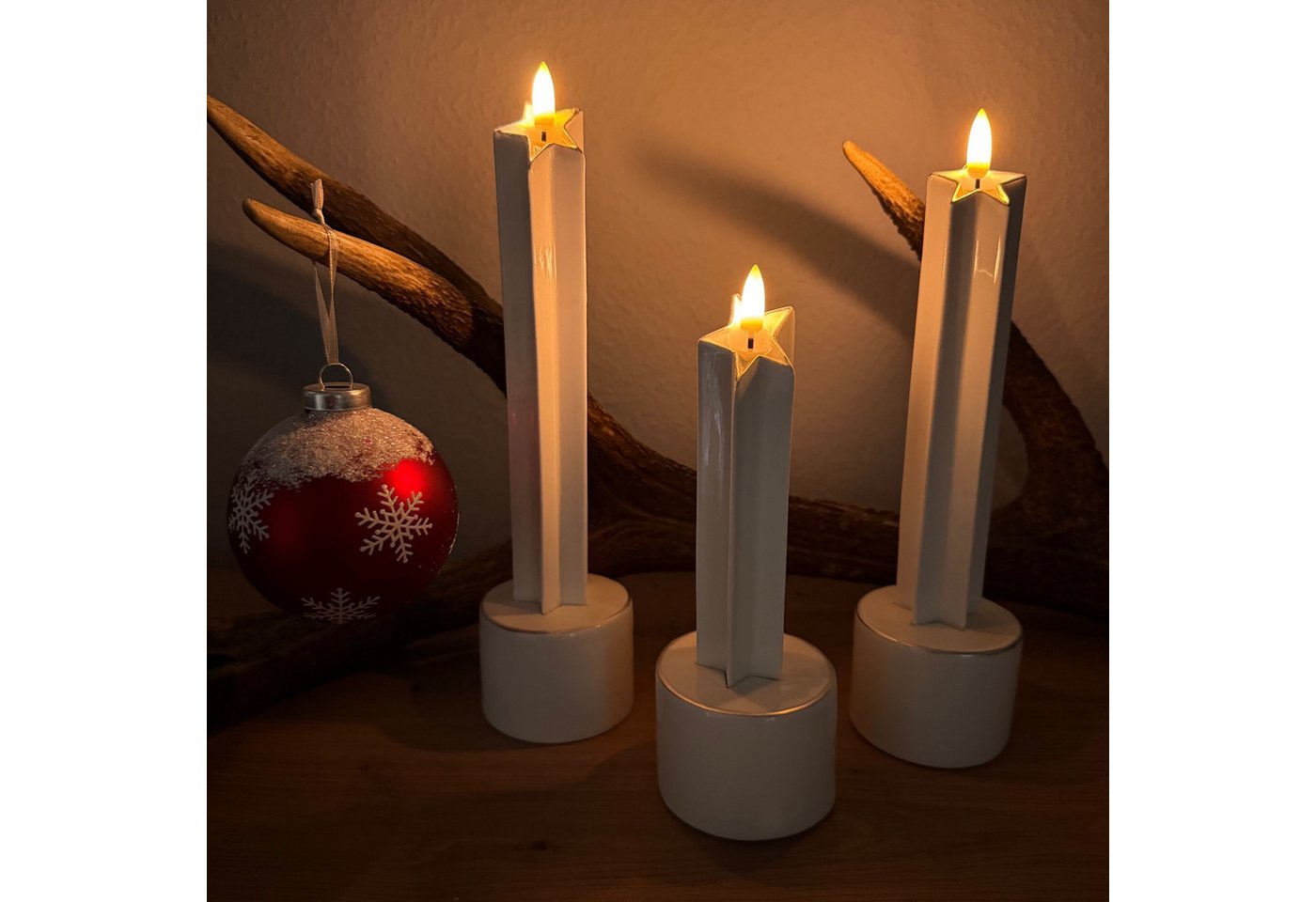 Online-Fuchs LED-Kerze - 3er Set Kerzen aus Keramik in Sternform mit 6-Stunden Timer (Silber oder Gold, realistische Kerzenflamme), 3 unterschiedliche Höhen von 20 bis 27,5 cm groß von Online-Fuchs