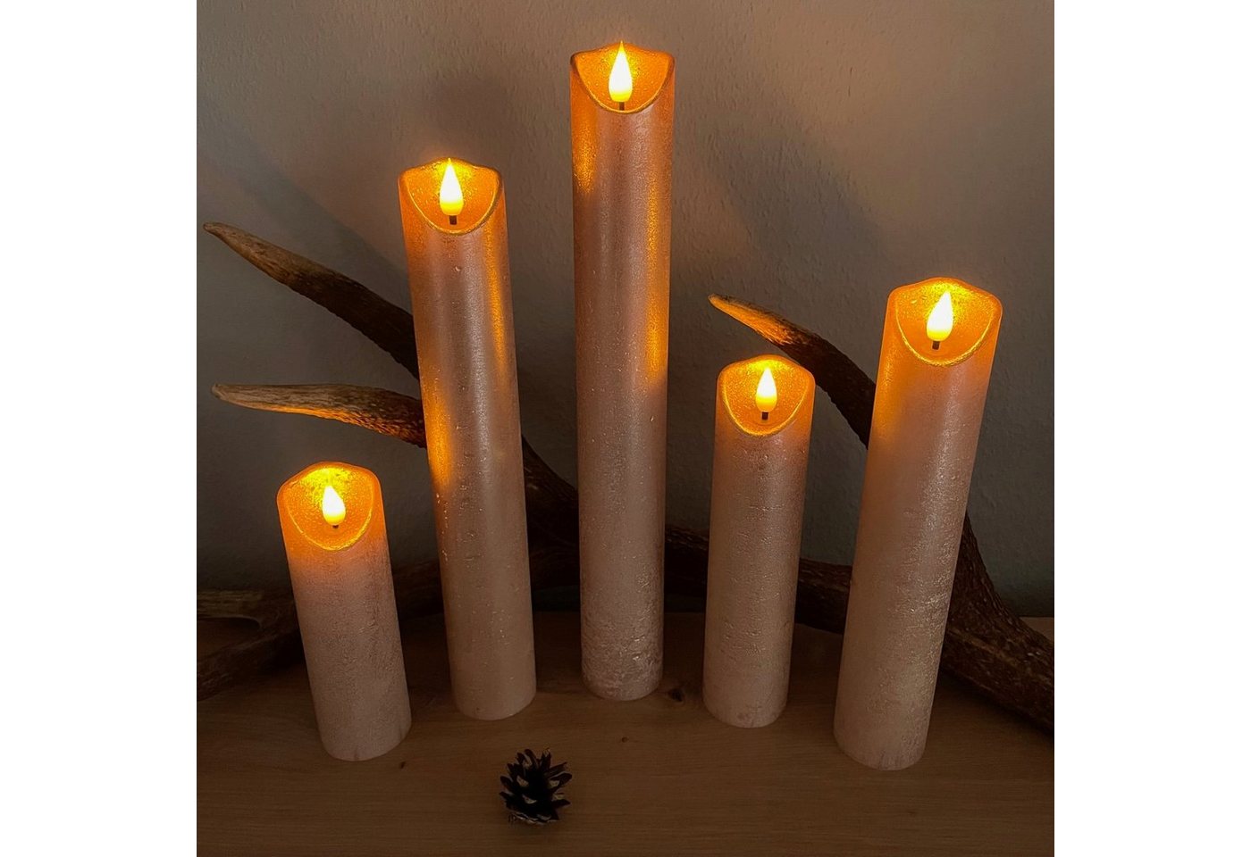 Online-Fuchs LED-Kerze 5er Set Kerzen im XXL-Hoch-Format aus Echtwachs Farben wählbar (Silber, Champagner, Gold, Roségold, und Wellenrand, mit 6-Stunden-Timer, mit täuschend-echter Flamme), Höhe: 16, 21, 26, 31 und 36 cm, Durchmesser ca. 5 cm von Online-Fuchs