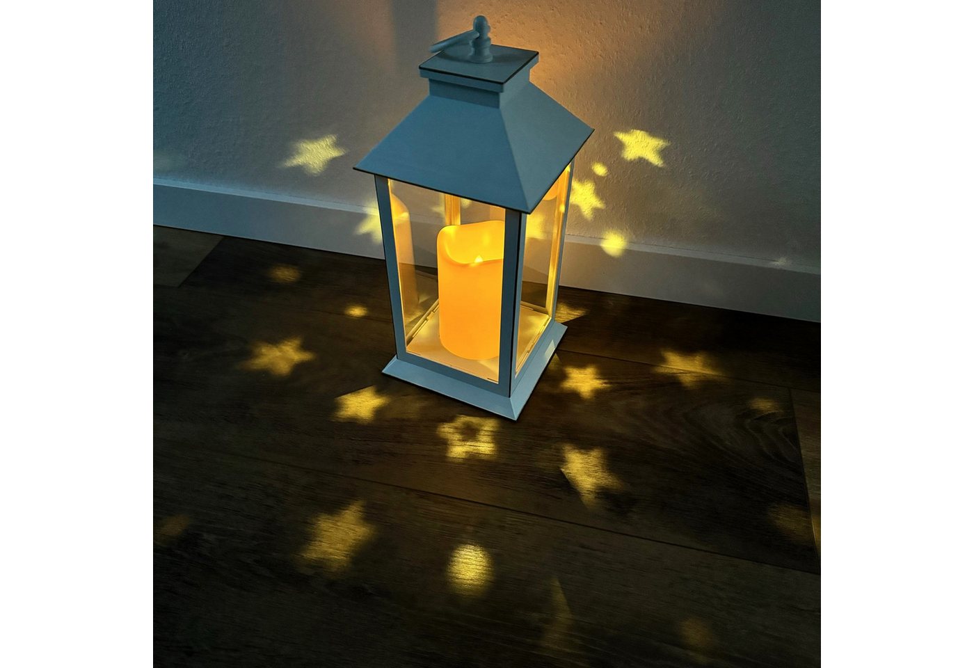 Online-Fuchs LED Laterne 2er Set LED-Laternen mit Sternenzauber und Timer -, Warmweiß, Schwarz oder Weiß wählbar, 34 cm groß - Outdoor geeignet Online-Fuchs LED Laterne 2er Set LED-Laternen mit Sternenzauber und Timer -, Warmweiß, Schwarz oder Weiß wählbar, 34 cm groß - Outdoor geeignet von Online-Fuchs