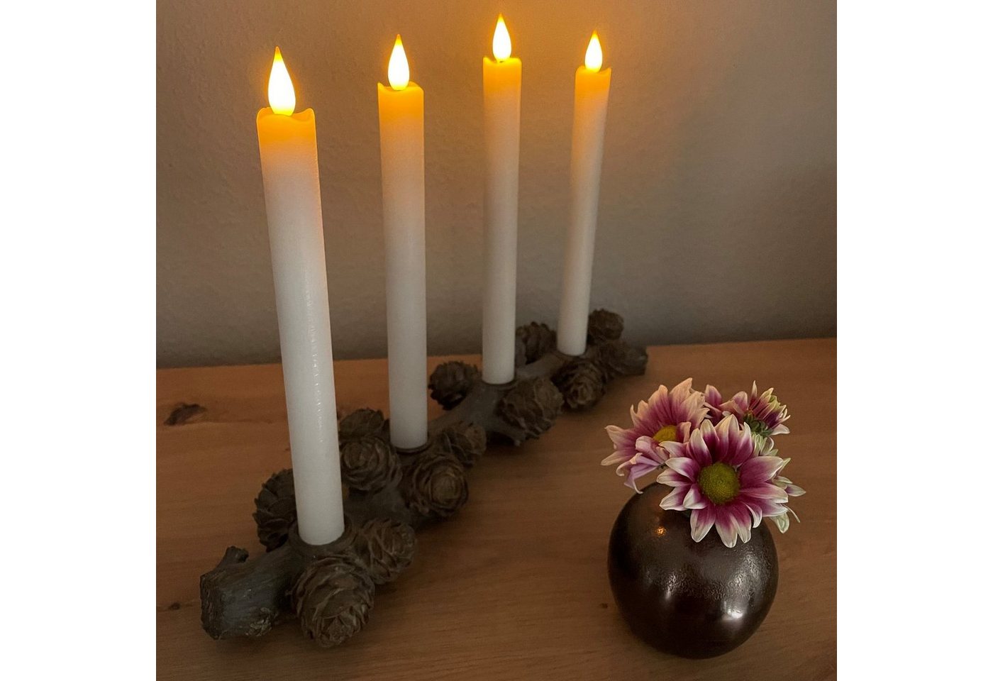 Online-Fuchs Tischkerzenhalter Kerzenständer für Stabkerzen im Zweig-Design mit Tannenzapfen (für 4 Tafelkerzen mit 2,2 cm Durchmesser), Maße ca. 39 x 12 x 5,5 cm, Rustikal, Ast von Online-Fuchs
